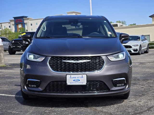 Used 2023 Chrysler Pacifica Touring-L image 2