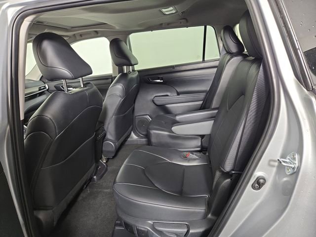 Used 2025 Toyota Highlander XLE AWD/4WD image 15