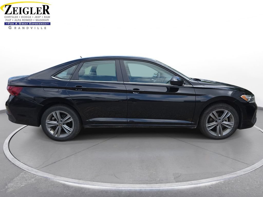 Used 2024 Volkswagen Jetta SE FWD image 4