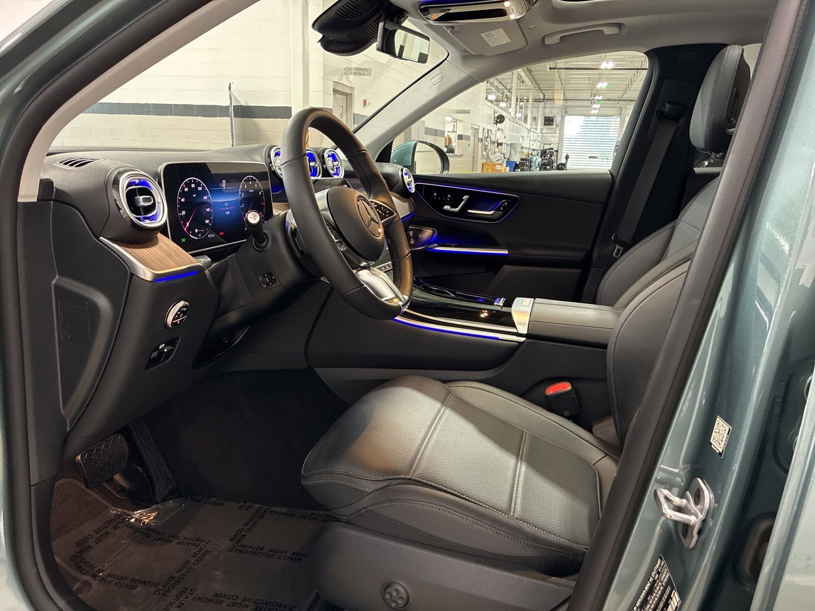 Used 2025 Mercedes-Benz GLC 300 4MATIC image 9