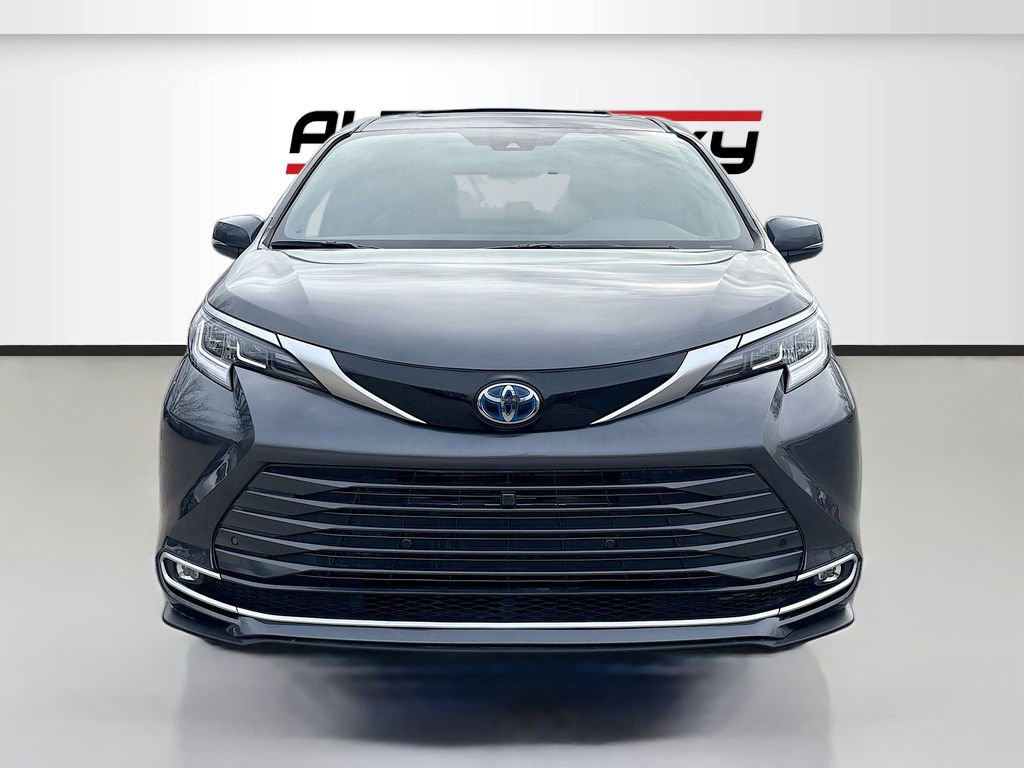 Used 2025 Toyota Sienna Limited image 2