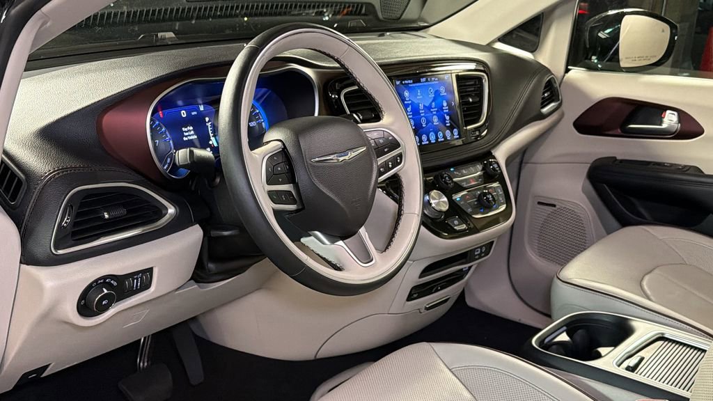 Used 2017 Chrysler Pacifica Limited FWD image 24