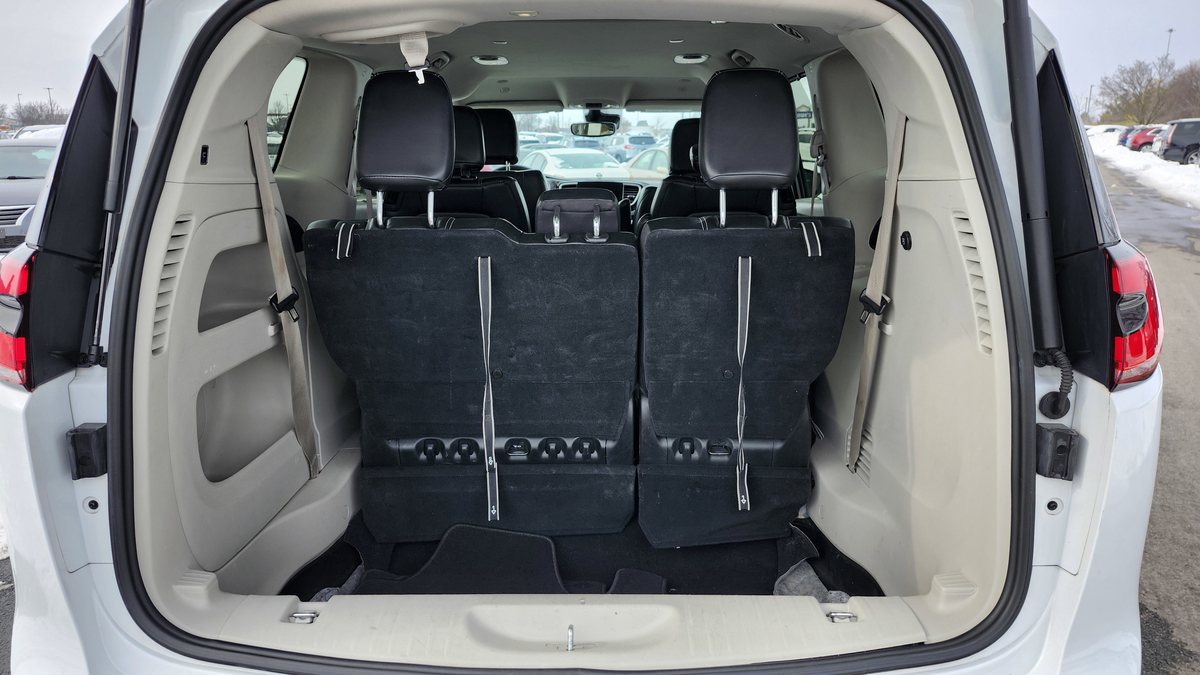 Used 2023 Chrysler Pacifica Touring-L image 19