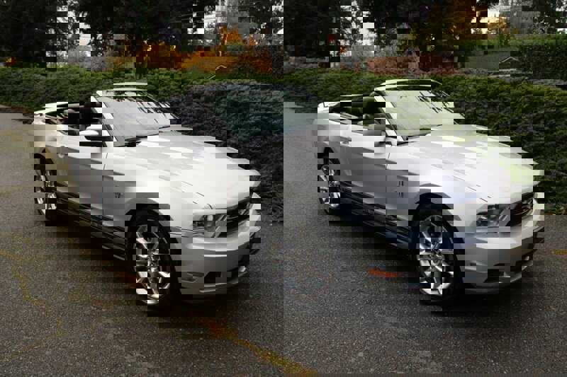 Used 2010 Ford Mustang Premium image 3