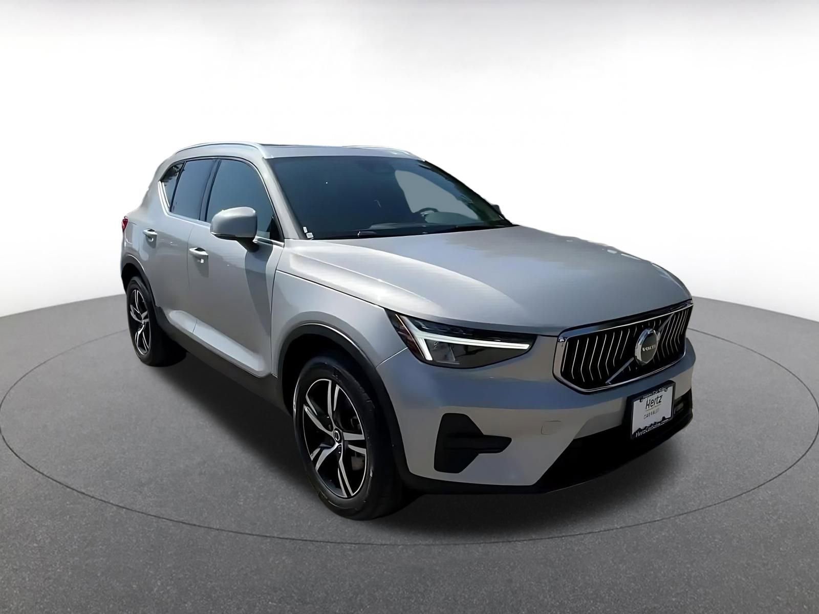 Used 2024 Volvo XC40 B5 Core image 3