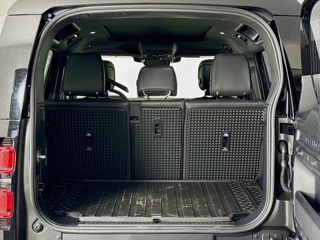 Used 2025 Land Rover Defender 110 X-Dynamic SE image 24