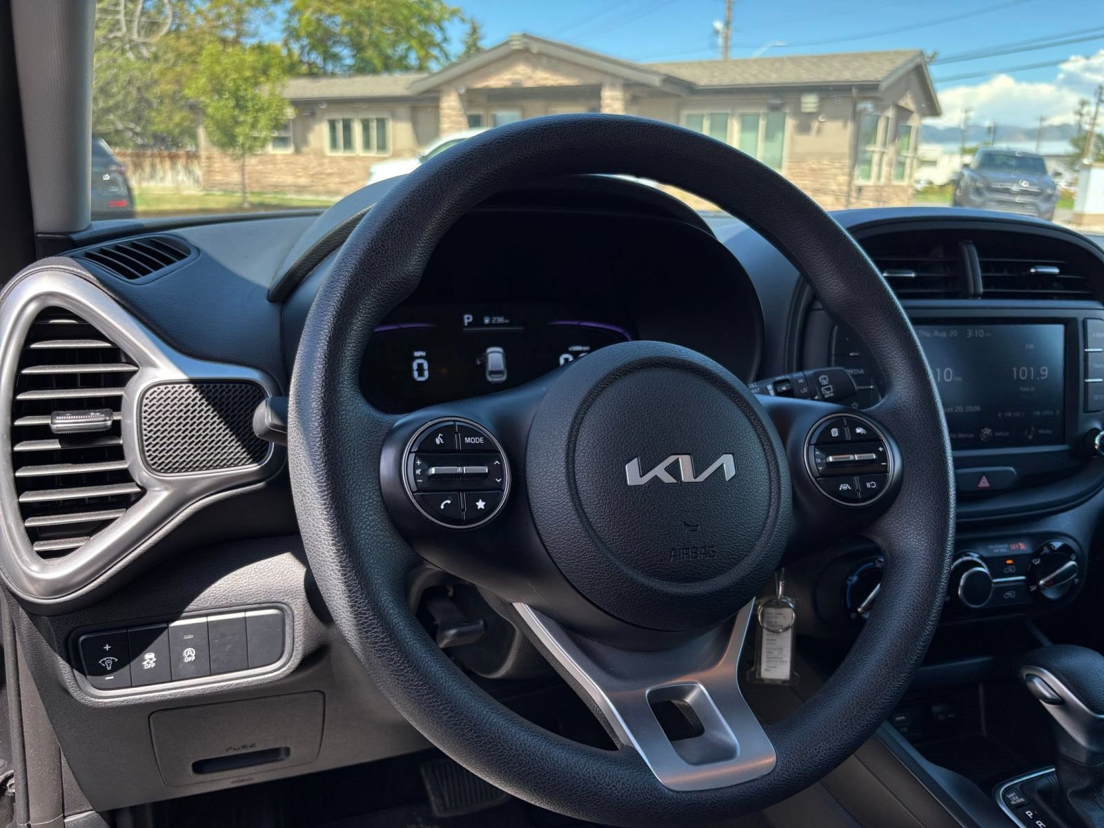 Used 2025 Kia Soul LX w/ LX Technology Package FWD image 31