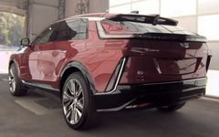 Certified 2025 Cadillac Lyriq Luxury w/ LPO, Floor Liner Package AWD/4WD image 3