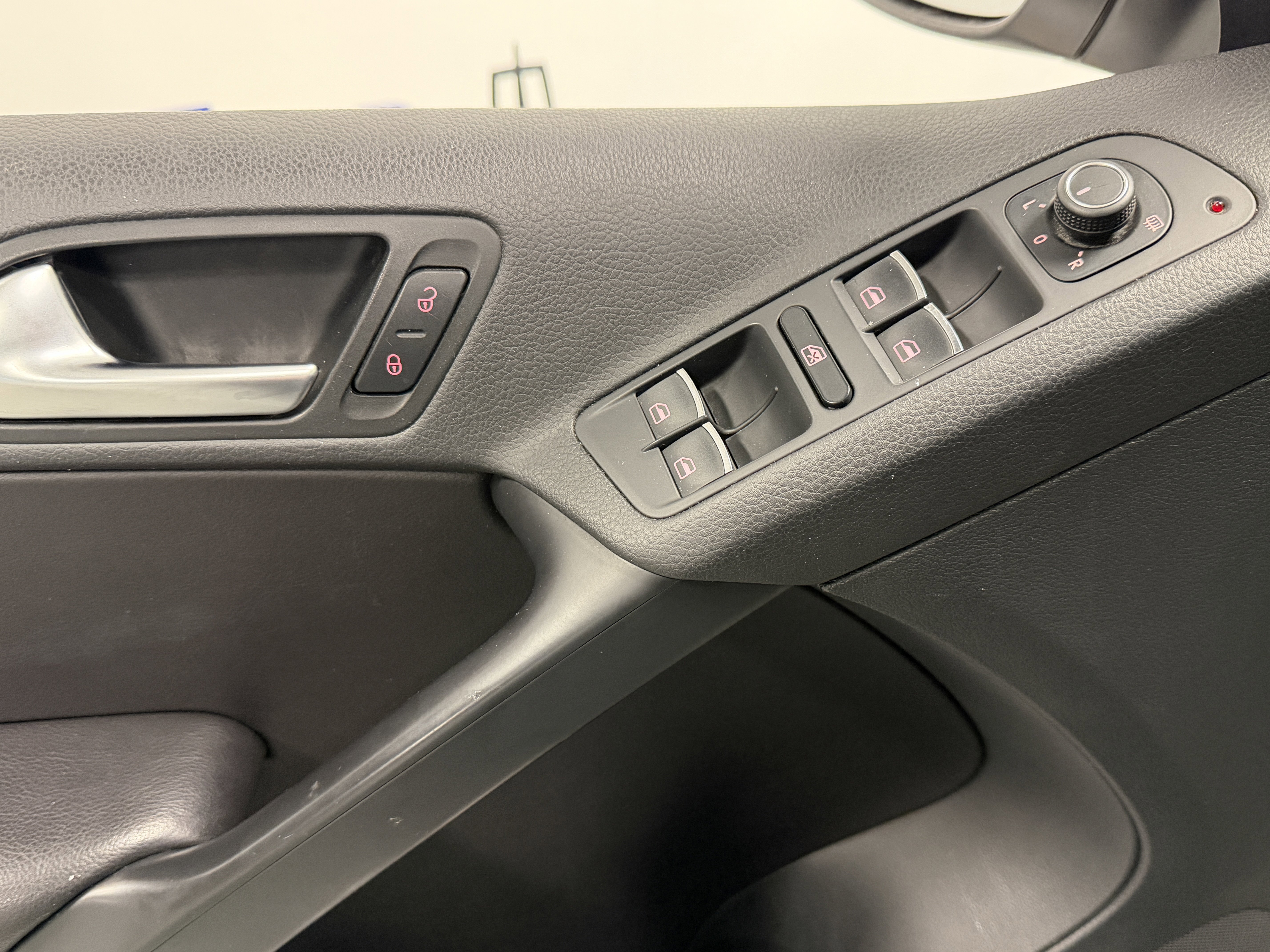 Used 2017 Volkswagen Tiguan Sport image 18