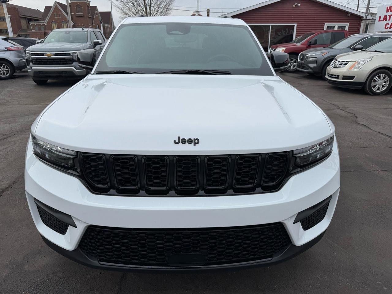 Used 2024 Jeep Grand Cherokee Altitude image 2