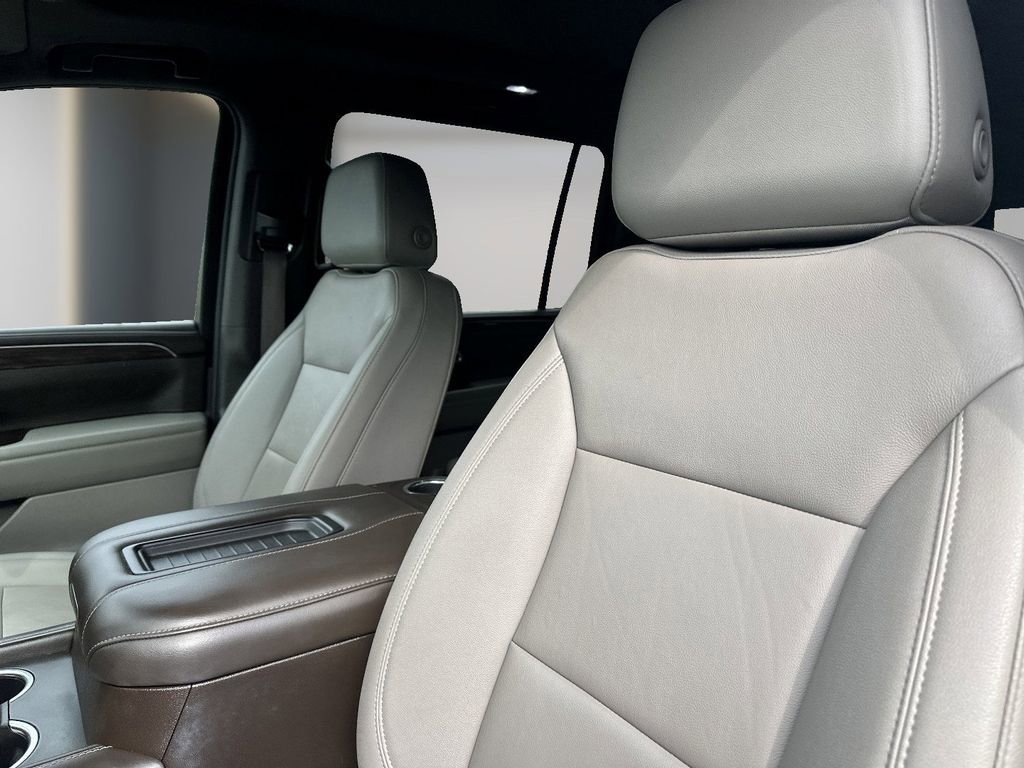 Used 2023 Chevrolet Suburban LT w/ Luxury Package AWD/4WD image 7