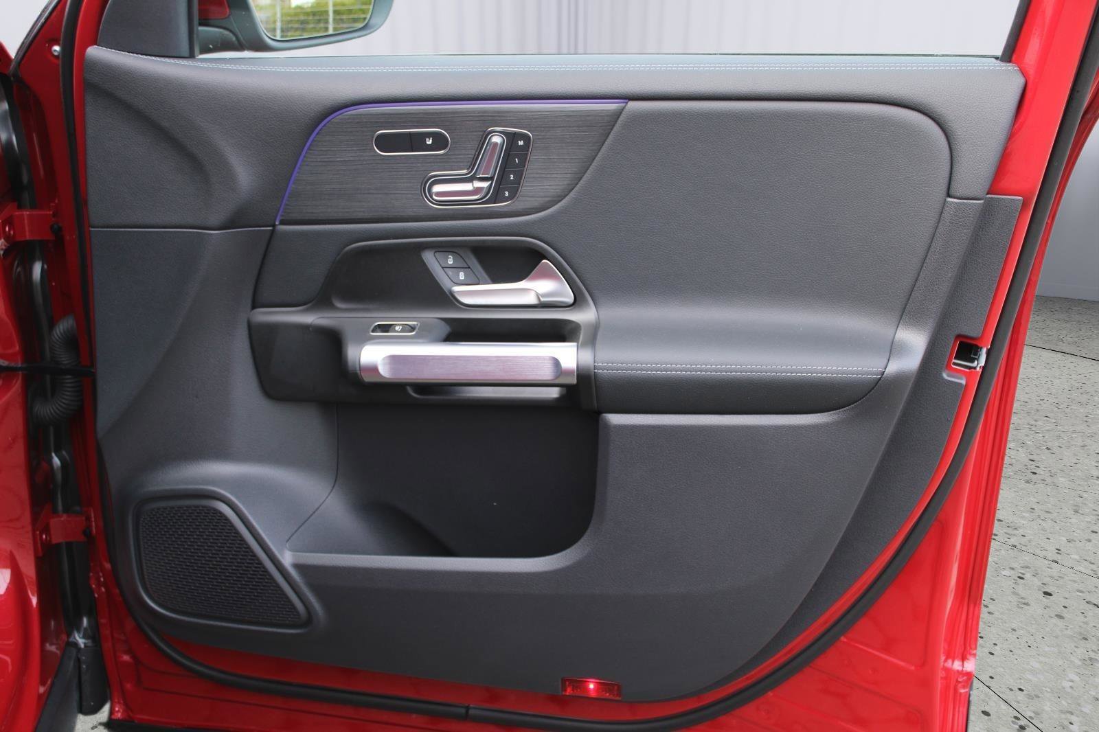 Used 2023 Mercedes-Benz EQB 300 4MATIC image 35