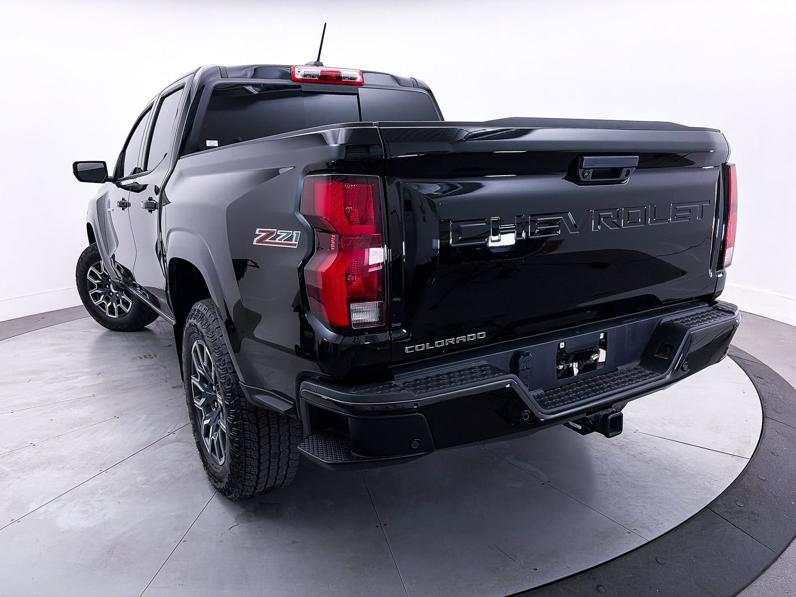 Used 2024 Chevrolet Colorado Z71 w/ Z71 Convenience Package 2 image 8