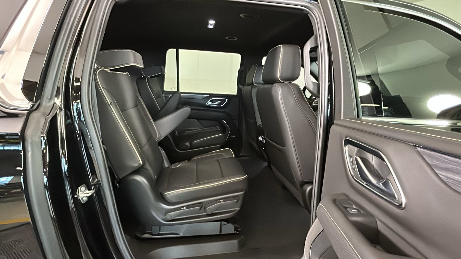 Used 2024 GMC Yukon XL SLT w/ SLT Luxury Package AWD/4WD image 33