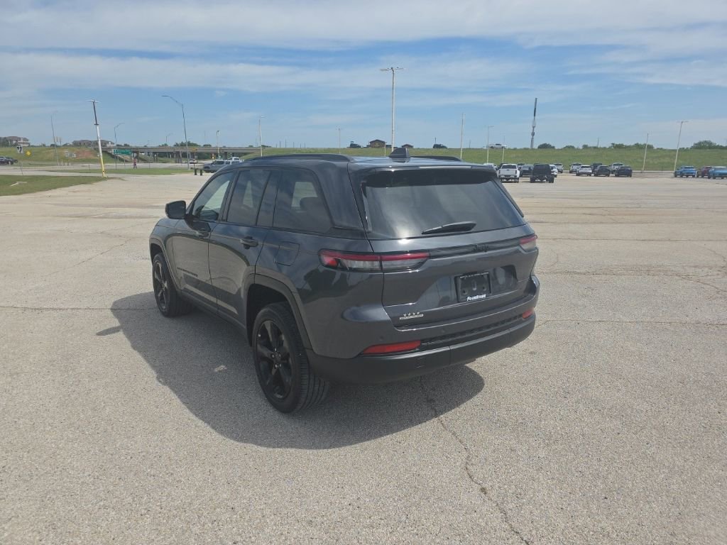 Used 2023 Jeep Grand Cherokee Altitude RWD image 5