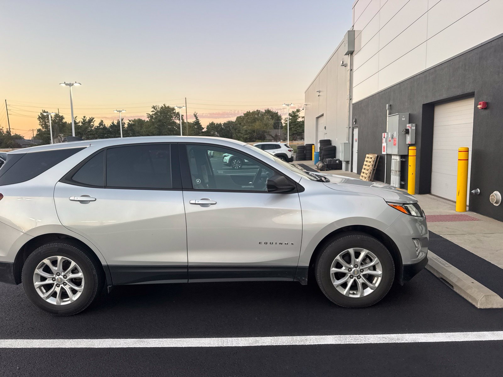 Used 2019 Chevrolet Equinox LS w/ LS Convenience Package AWD/4WD image 1