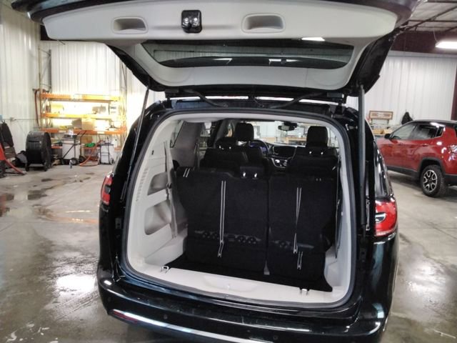 Used 2024 Chrysler Pacifica Touring-L image 12