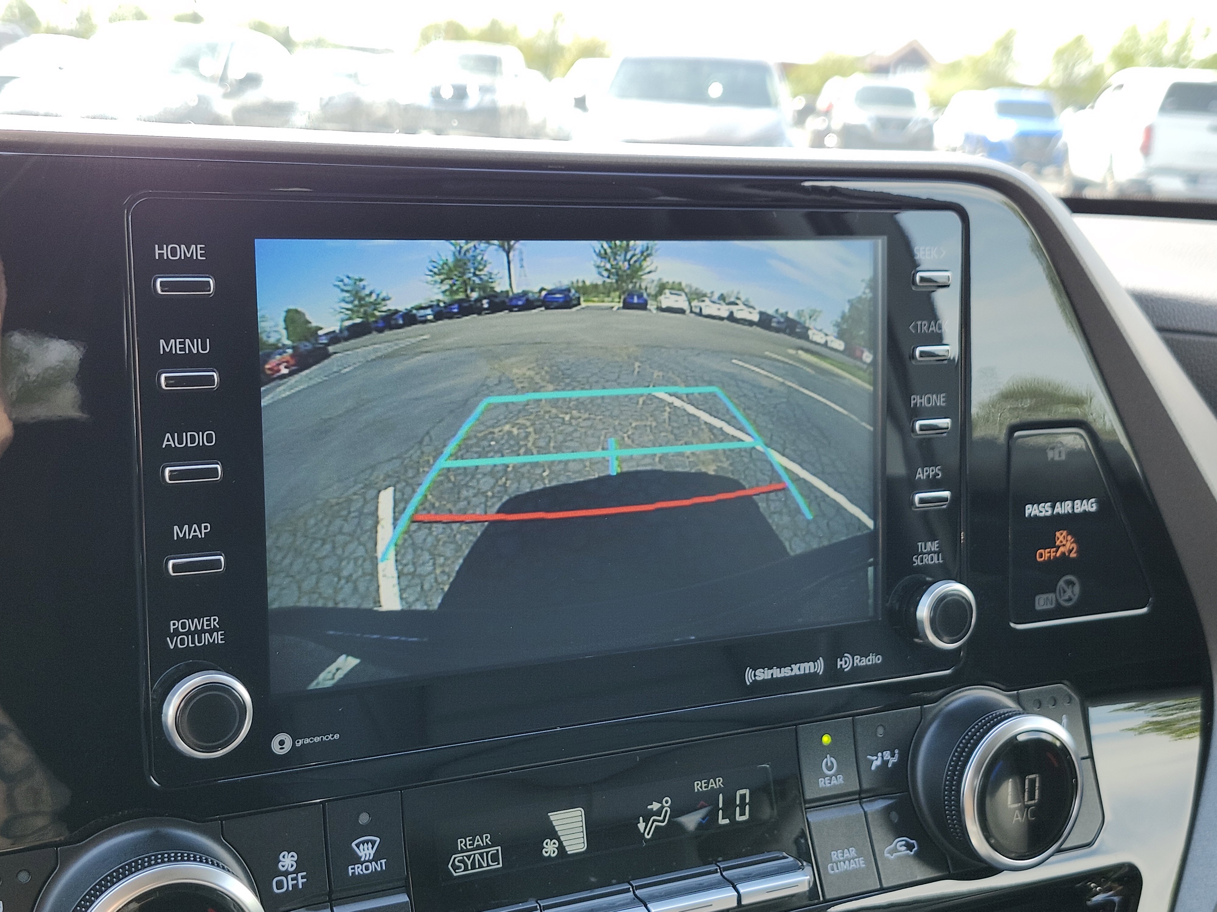 Used 2022 Toyota Highlander XLE AWD/4WD image 4