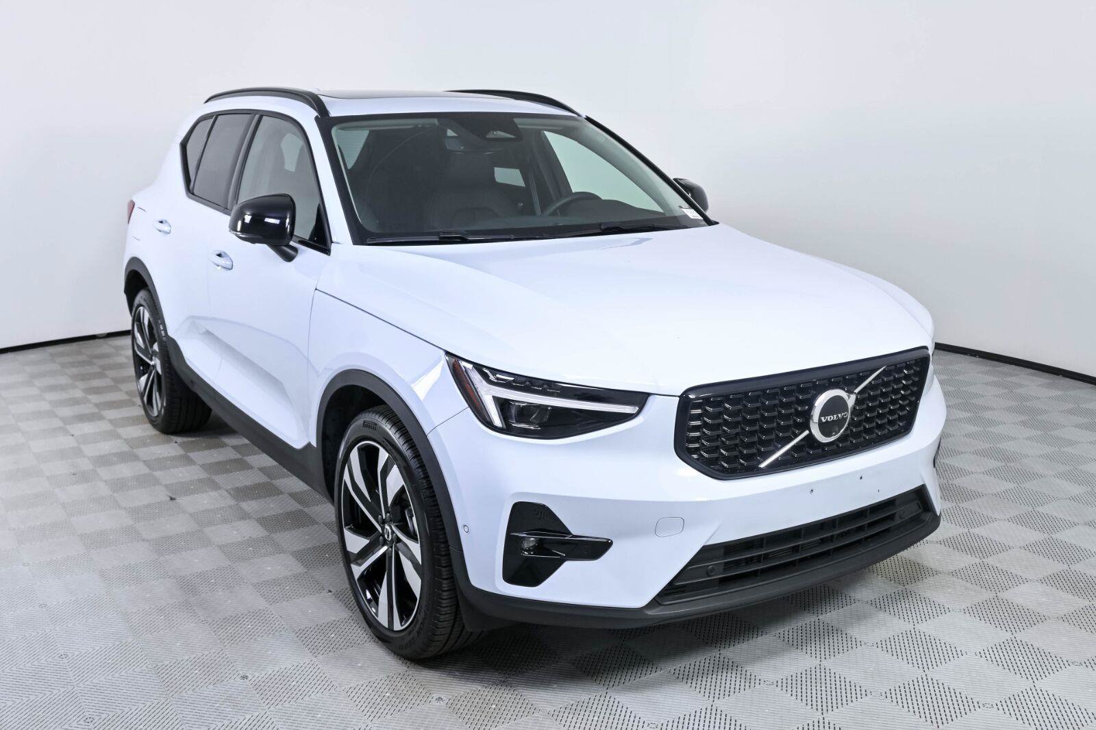 Certified 2026 Volvo XC40 B5 Plus AWD/4WD image 26