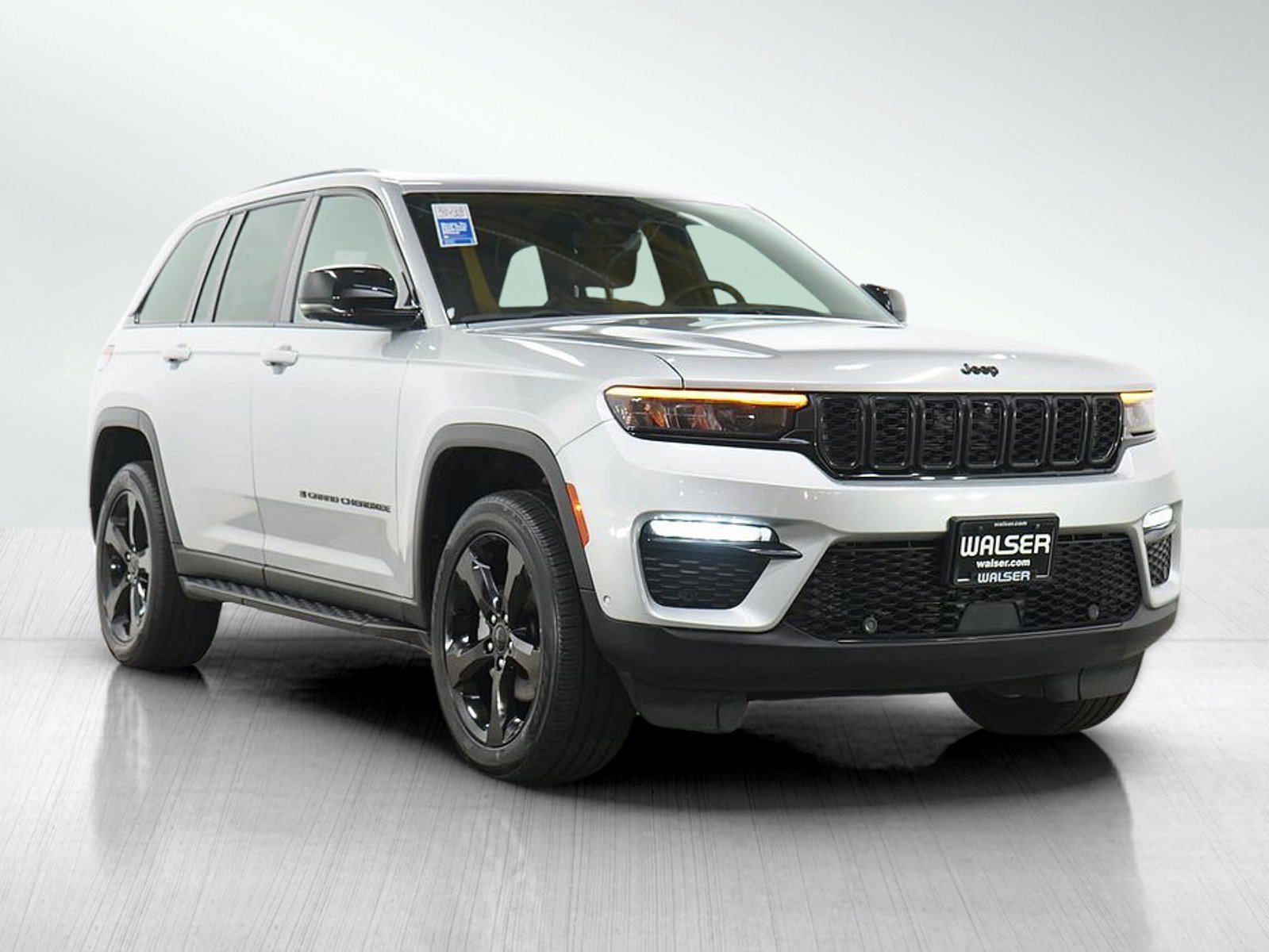 Used 2024 Jeep Grand Cherokee Limited w/ Luxury Tech Group II AWD/4WD image 8