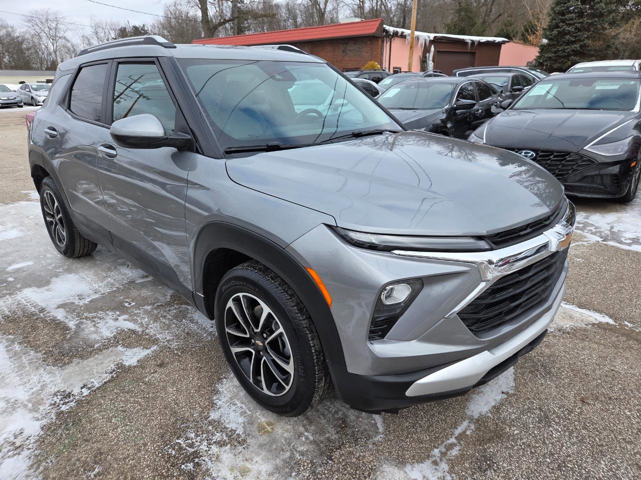 Used 2025 Chevrolet TrailBlazer LT w/ LT Cold Weather Package FWD image 2