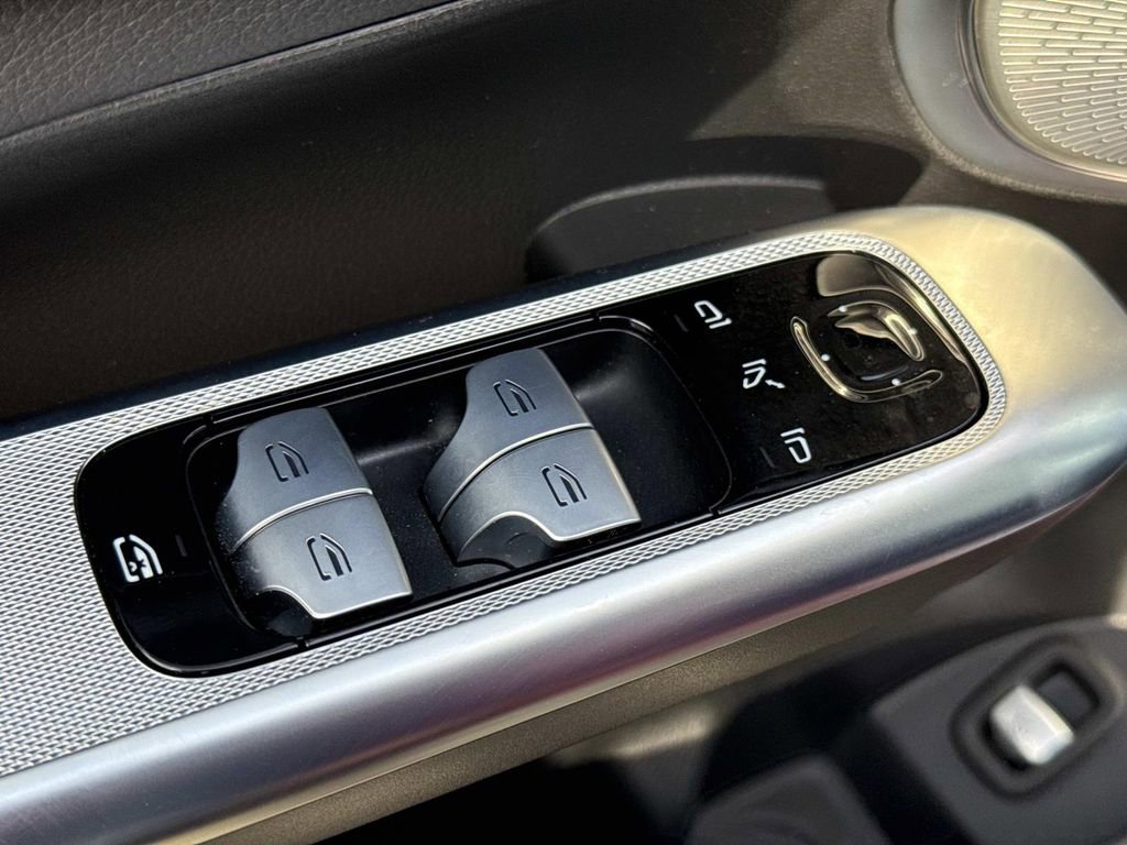 Used 2024 Mercedes-Benz GLC 300 4MATIC image 23