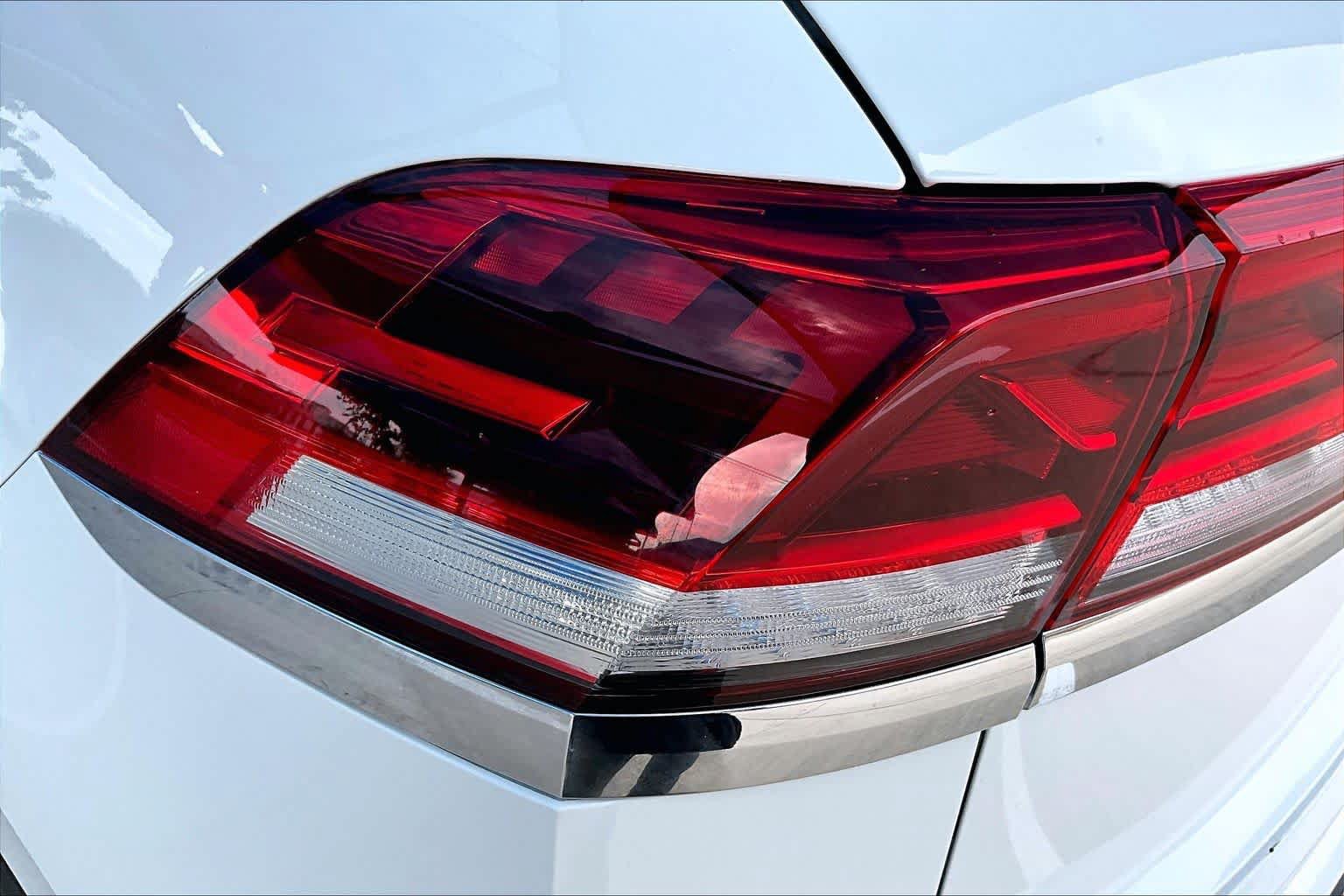 Used 2025 Volkswagen Atlas Cross Sport SE FWD image 28