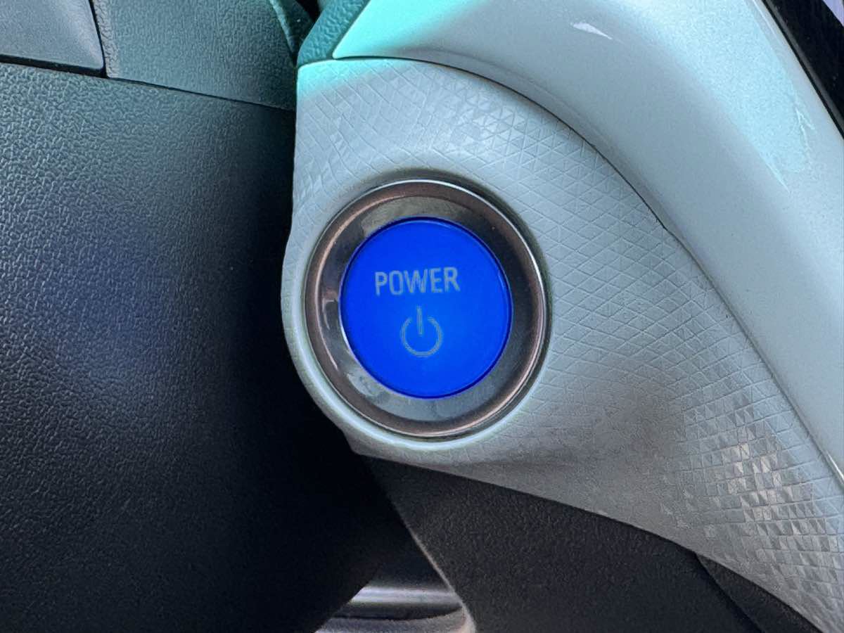 Used 2019 Chevrolet Bolt Premier w/ Infotainment Package FWD image 28