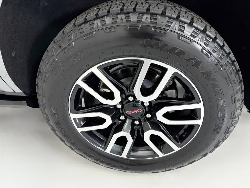 Used 2024 GMC Yukon AT4 w/ Technology Package AWD/4WD image 31