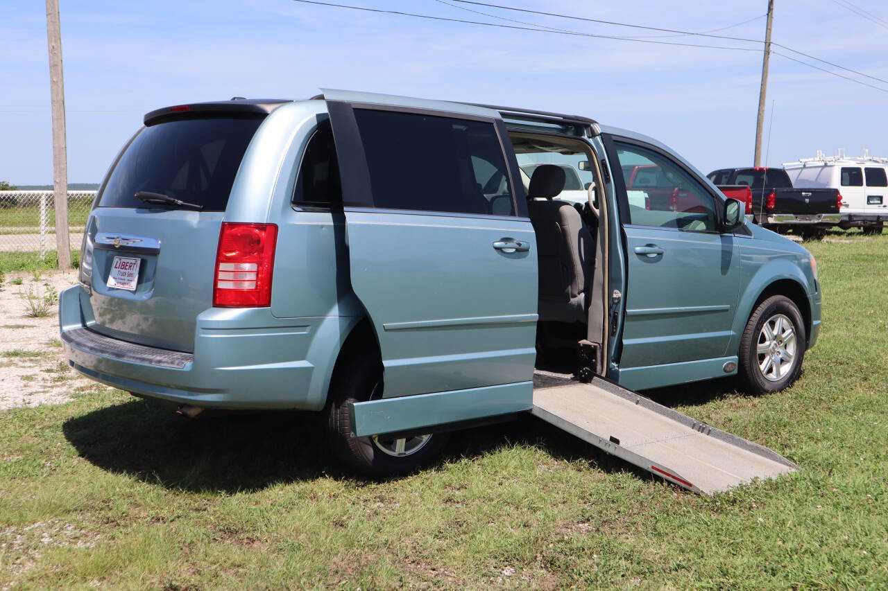 Used 2008 Chrysler Town & Country Touring image 6