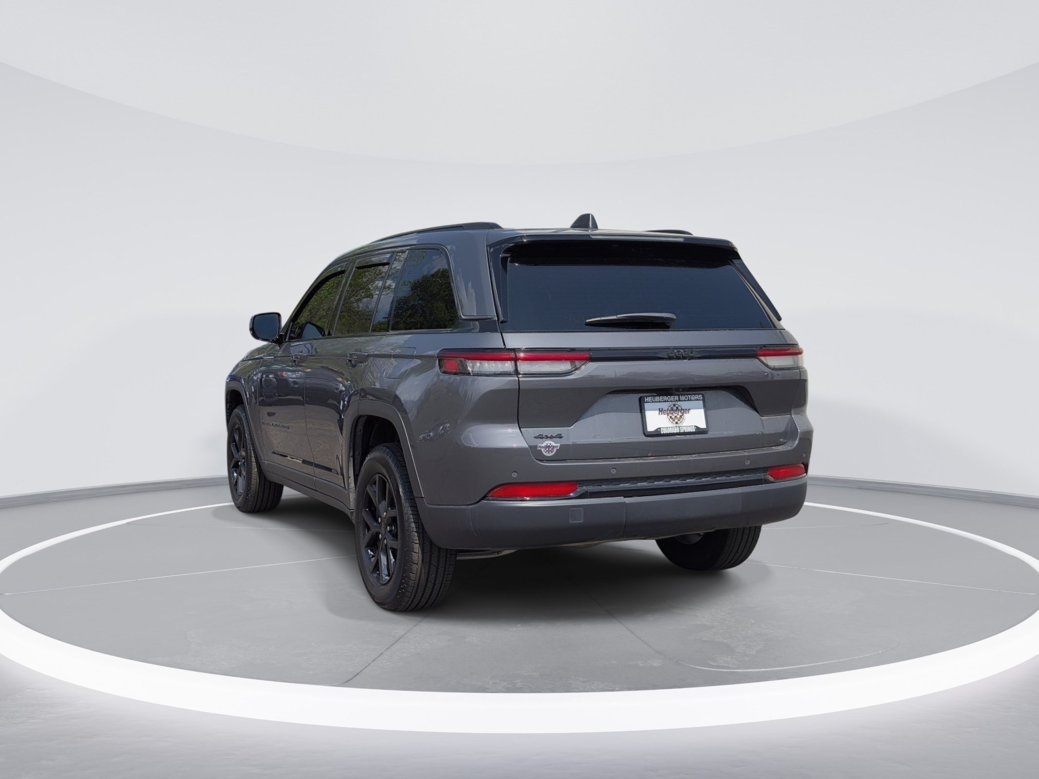 Used 2025 Jeep Grand Cherokee Altitude AWD/4WD image 5