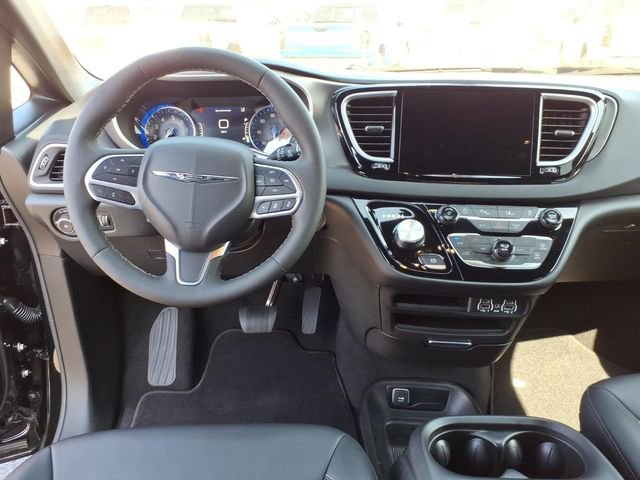 Used 2025 Chrysler Pacifica Select image 7