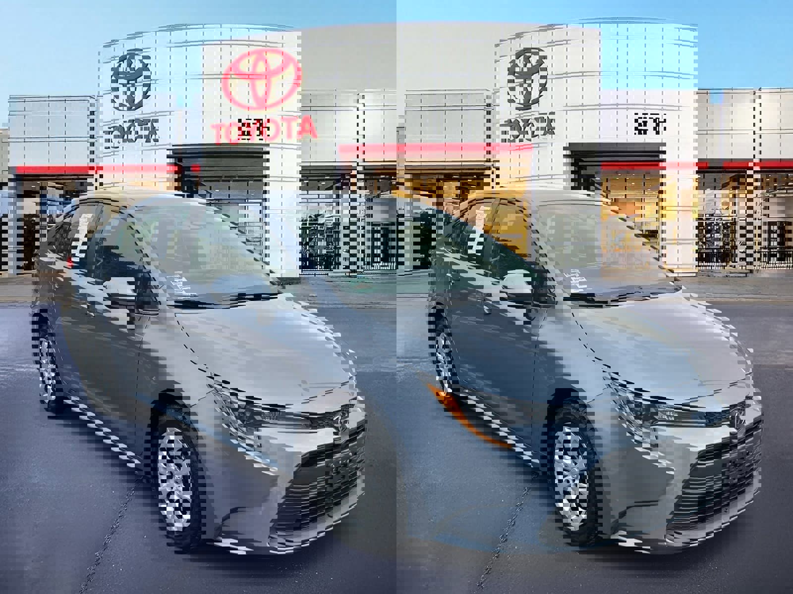 Used 2023 Toyota Corolla LE image 3
