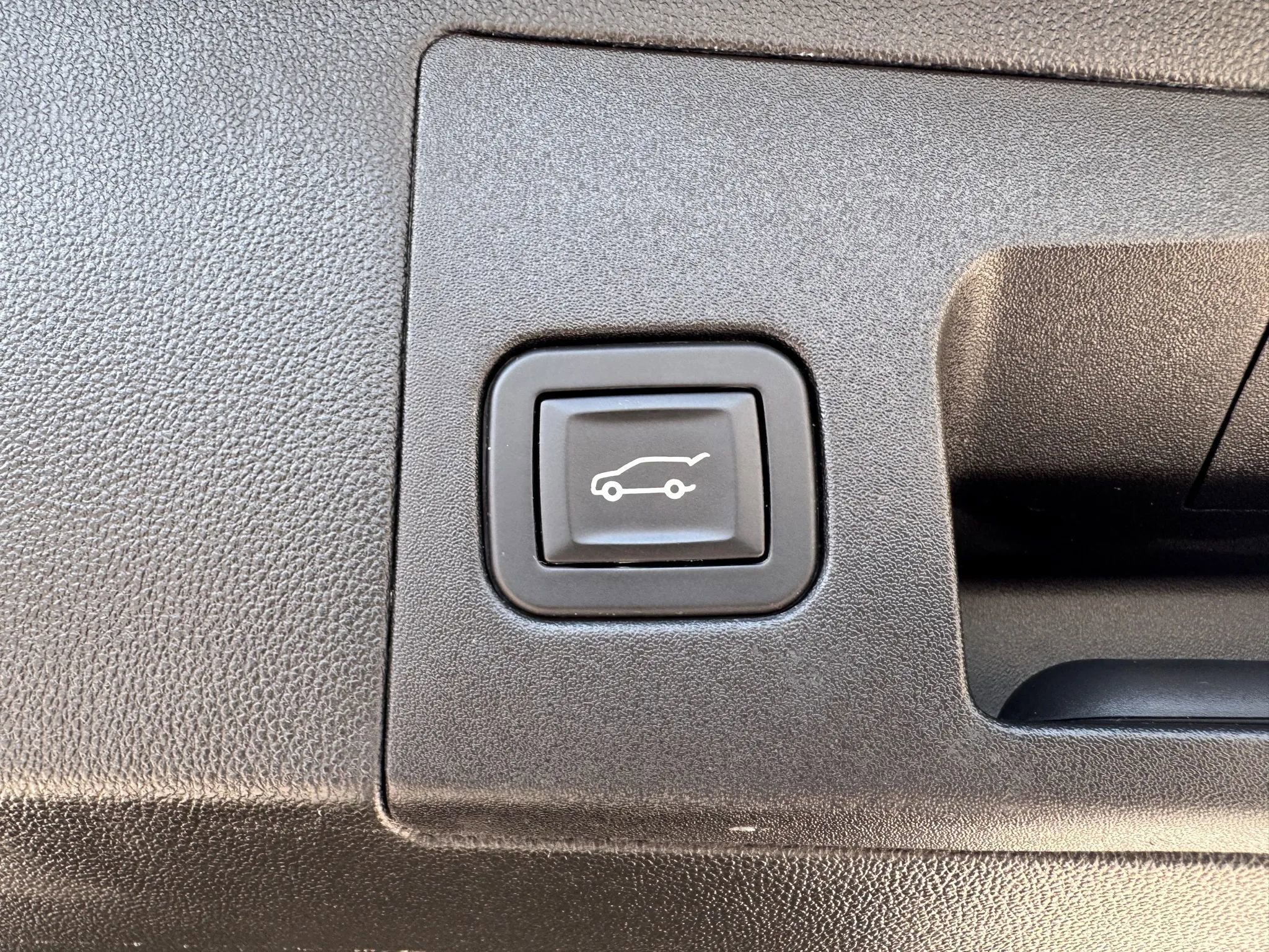 Used 2017 Cadillac XT5 Sport Utility 4D FWD image 18