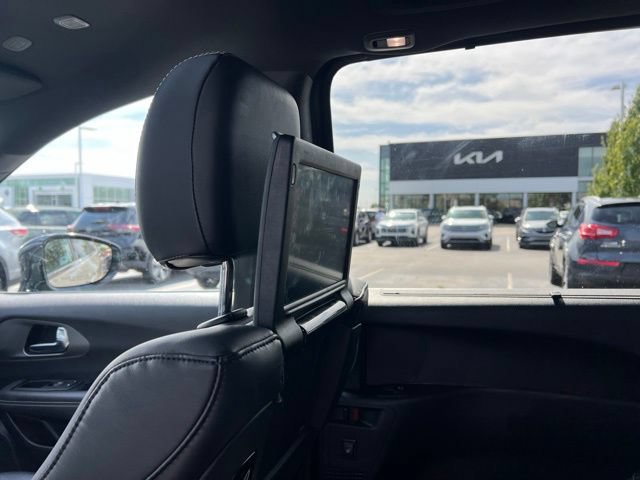 Used 2025 Chrysler Pacifica Select w/ Uconnect Theater Family Group AWD/4WD image 34