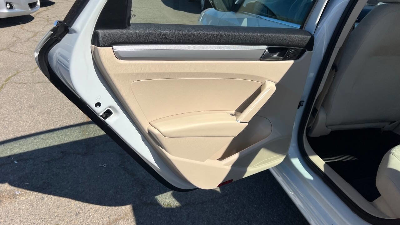 Used 2017 Volkswagen Passat 1.8T S image 22