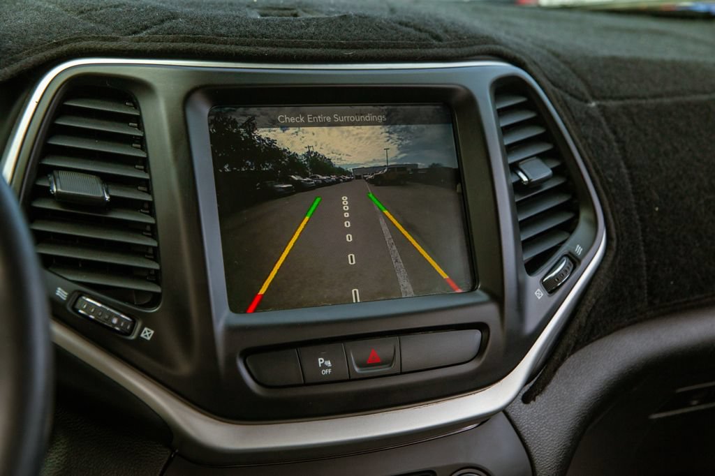 Used 2018 Jeep Cherokee Overland AWD/4WD image 16