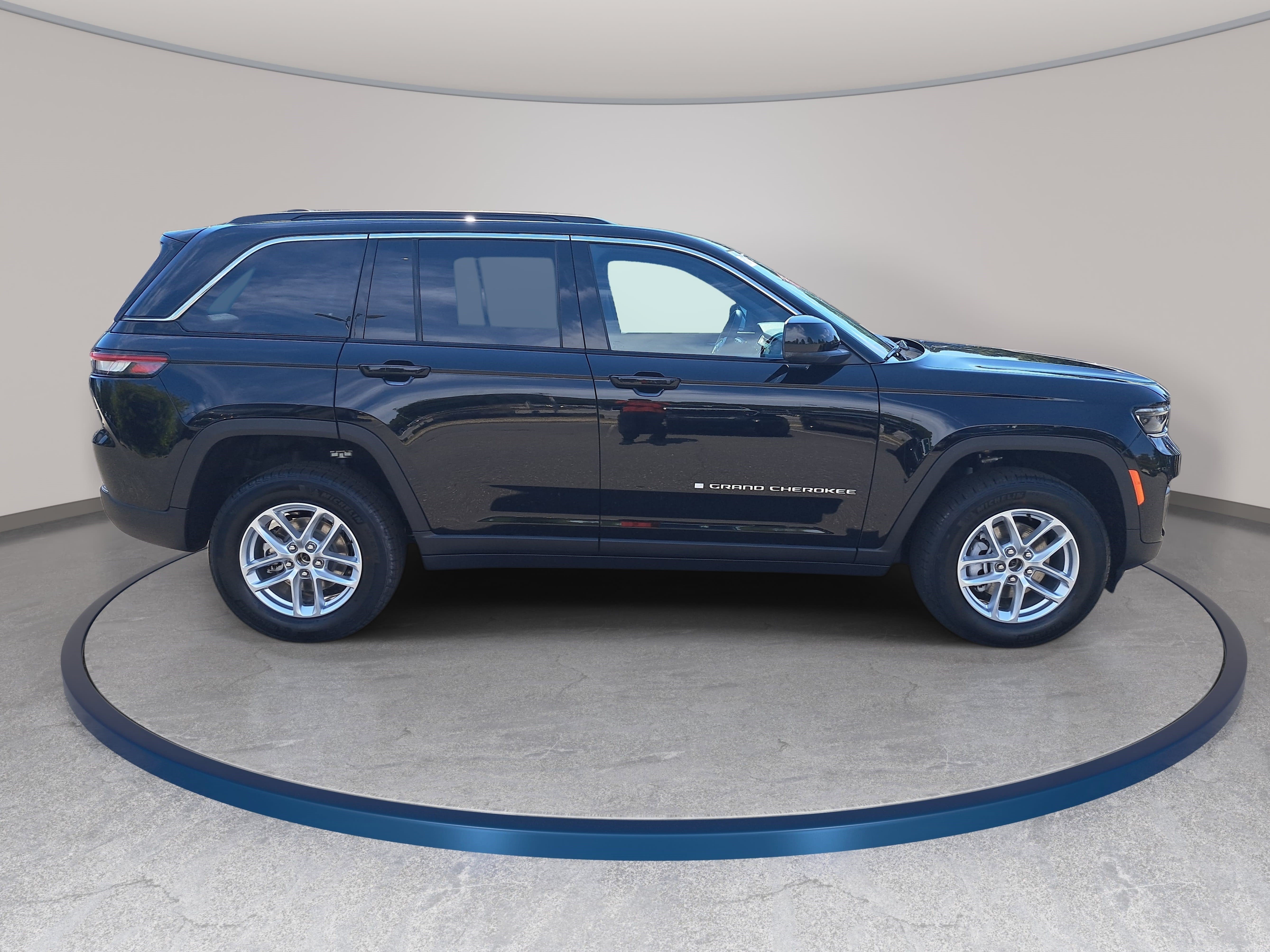 New 2026 Jeep Grand Cherokee Laredo AWD/4WD image 4