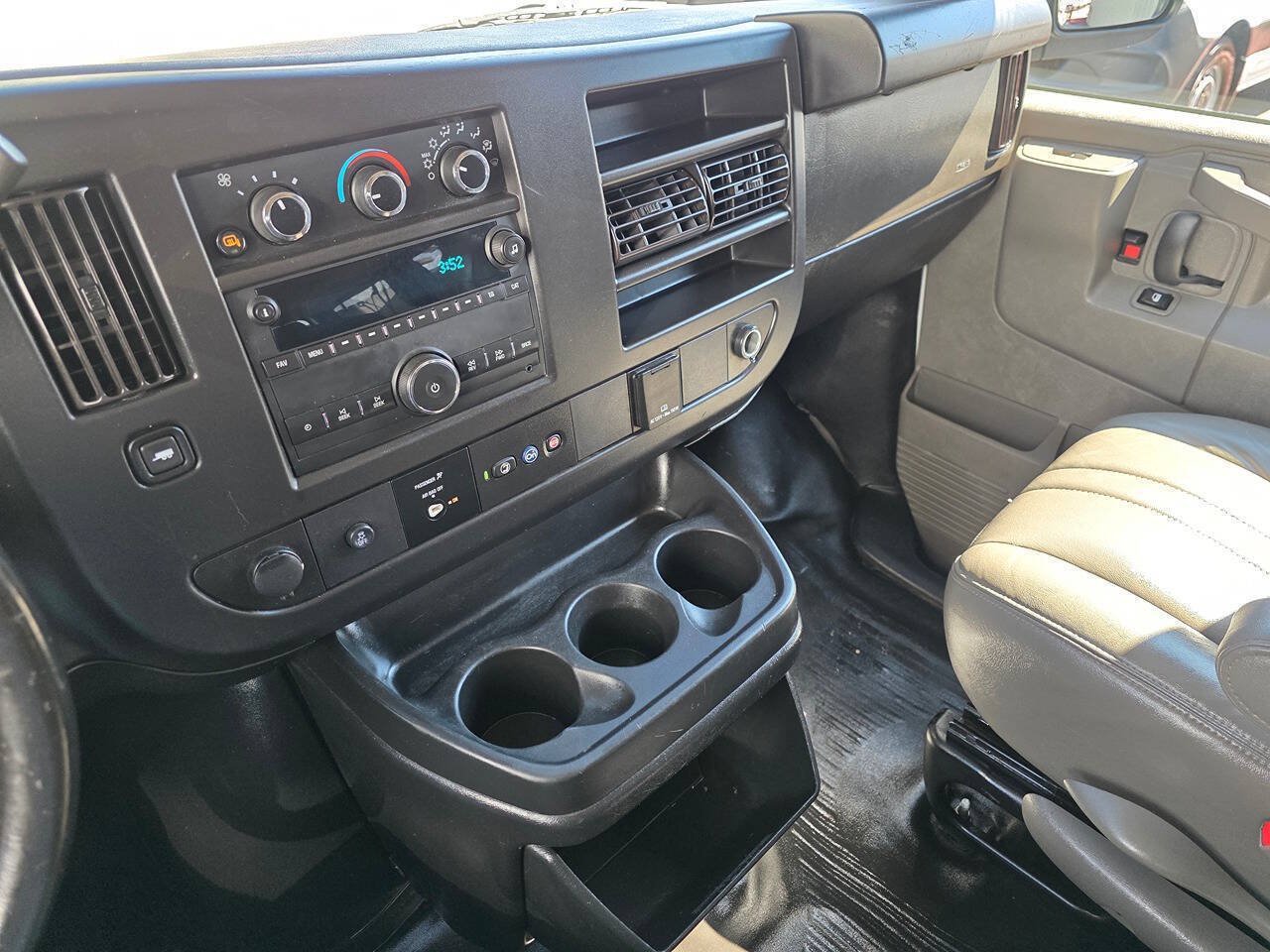 Used 2022 Chevrolet Express 3500 LS RWD image 16