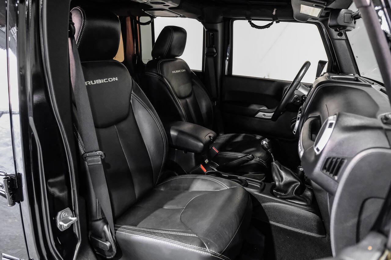 Used 2015 Jeep Wrangler Unlimited Rubicon w/ Connectivity Group AWD/4WD image 31