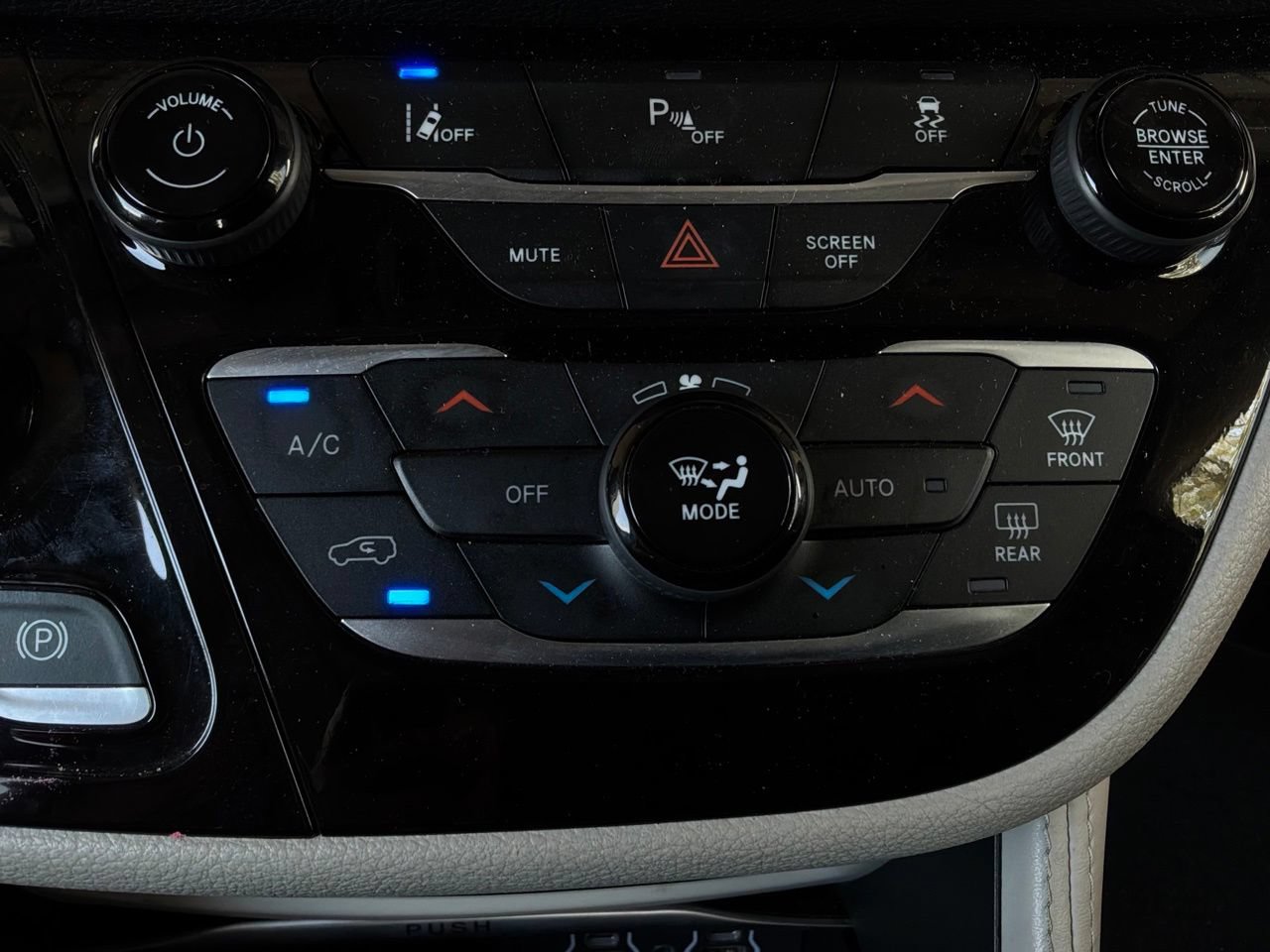 Used 2023 Chrysler Pacifica Limited FWD image 38