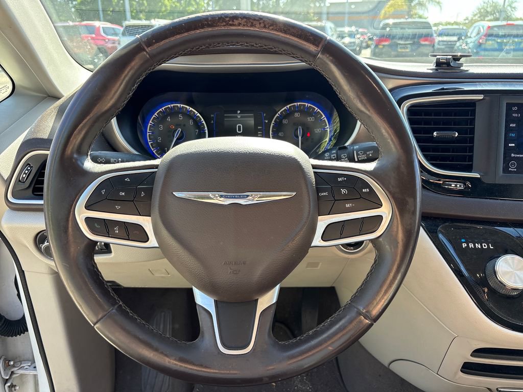 Used 2018 Chrysler Pacifica Touring-L FWD image 13
