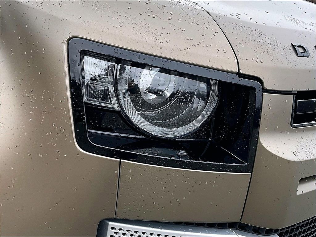 Used 2024 Land Rover Defender 110 SE image 27