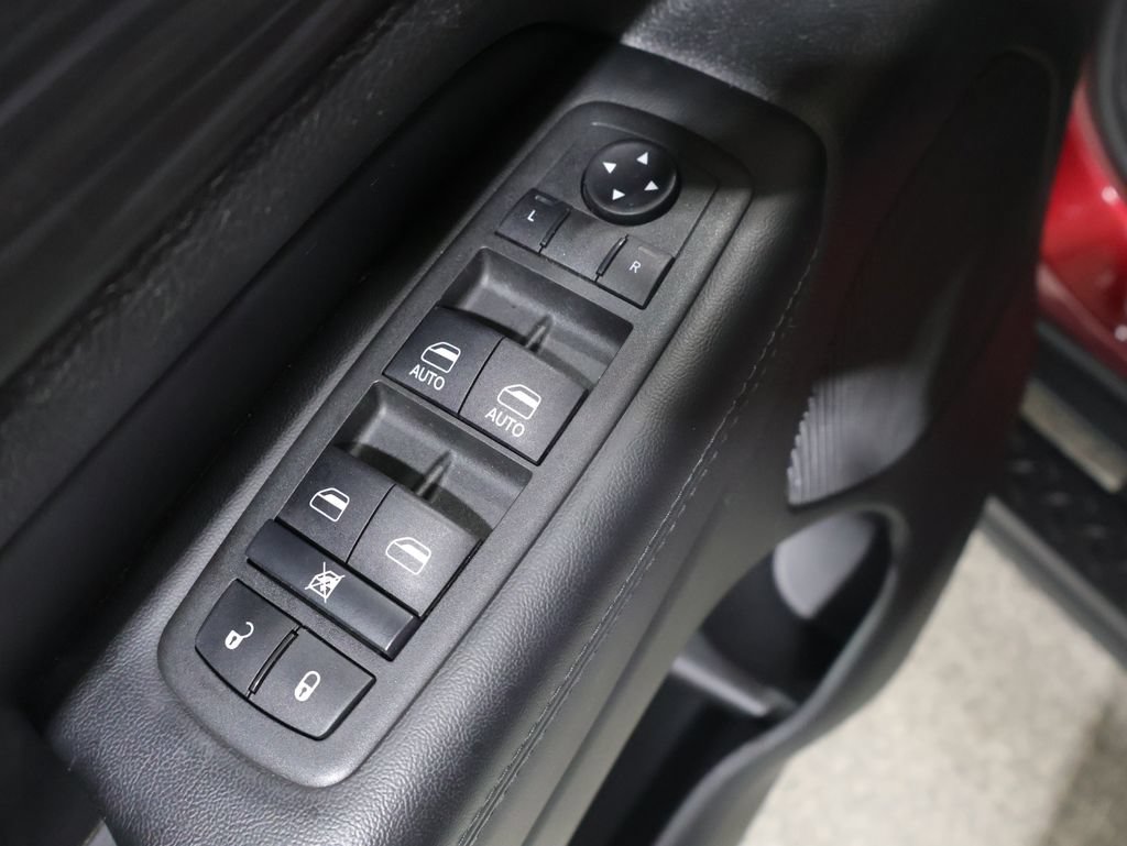 Certified 2022 Jeep Grand Cherokee Laredo X AWD/4WD image 15