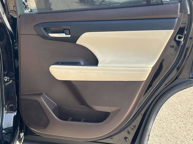 Used 2022 Toyota Highlander XLE FWD image 25