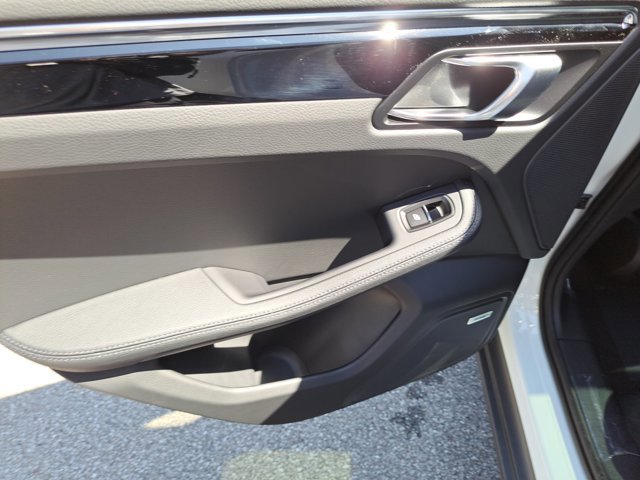 Used 2025 Porsche Macan image 21