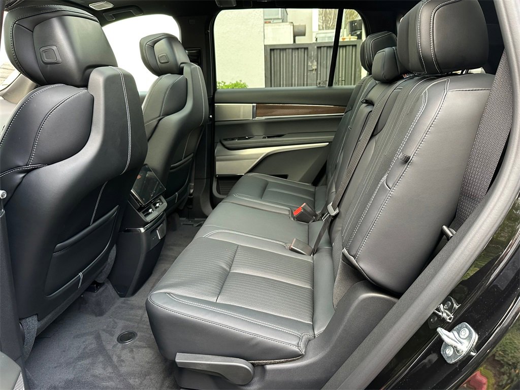 New 2026 Cadillac Vistiq Sport image 15