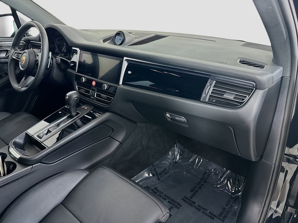 Certified 2024 Porsche Macan image 31