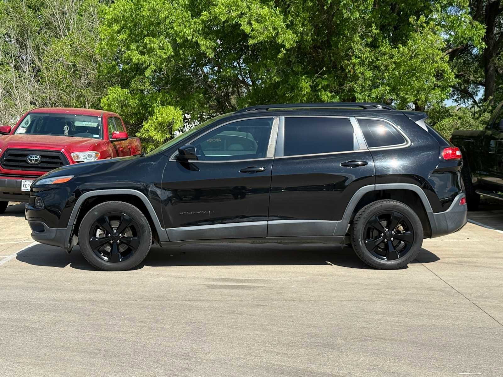 Used 2018 Jeep Cherokee Latitude w/ Altitude Package image 8