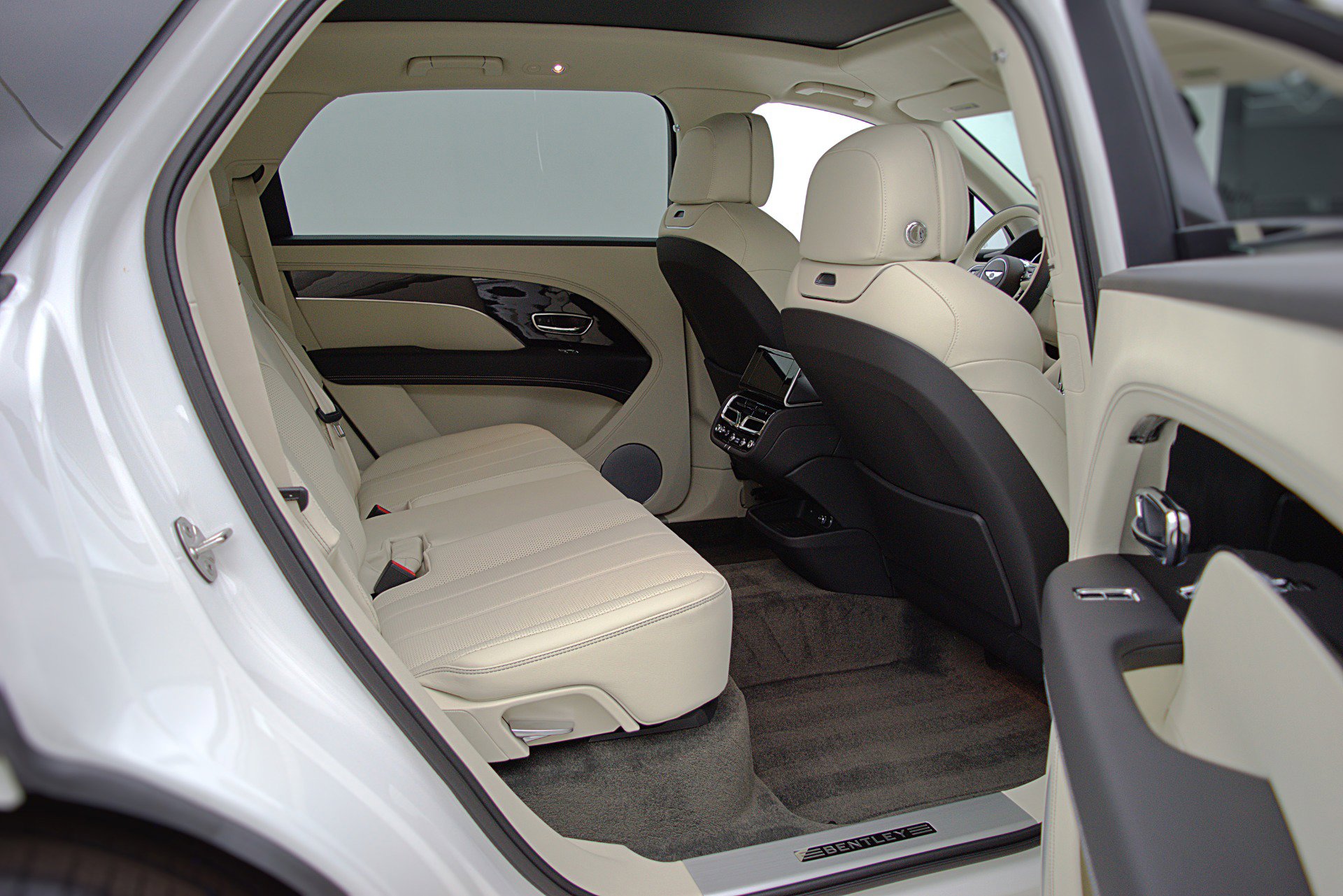 Used 2023 Bentley Bentayga Extended Wheelbase image 35